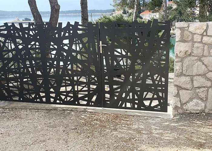 Holiday Gluscevic كليك